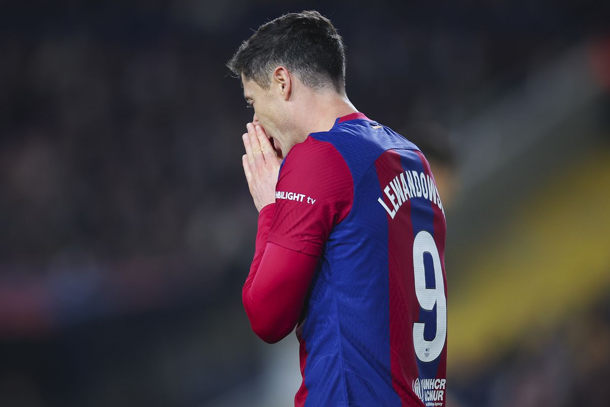 Robert Lewandowski draws the ire of Xavi, FC Barcelona consider forcing a pay  cut if the striker refuses to leave - Bavarian Football Works