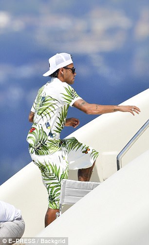 Neymar soaks up the Saint-Tropez sun on yacht | Daily Mail Online